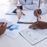 Fonctionnaire étudiant un contrat d’assurance de prêt immobilier, mettant en avant la stabilité professionnelle et l’optimisation des garanties adaptées au statut public. (1)